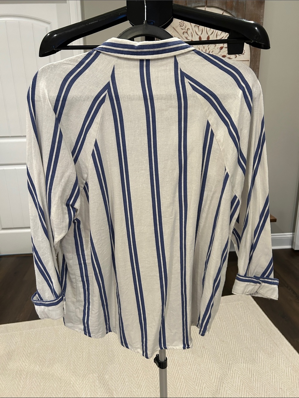 HYFVE Woman’s White and Blue Striped Button-Down Shirt Size Medium - Picture 4 of 4